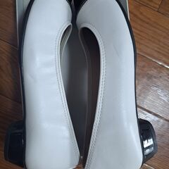 パンプス　24cm　白　黒　ローパンプス　L&Bの画像