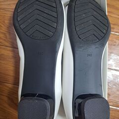 パンプス　24cm　白　黒　ローパンプス　L&Bの画像