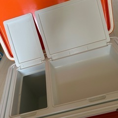 オリムピッククーラーBOX❗️釣り🐟や、スポーツ時、レジャー🏕️などに！座る事も出来るぐらい頑丈です。底水抜栓付き❗️の画像