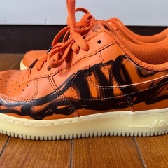 NIKE Air Force 1 オレンジ フレイムデザインの画像