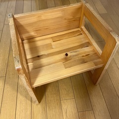 テーブルにもなるキッズチェアの画像