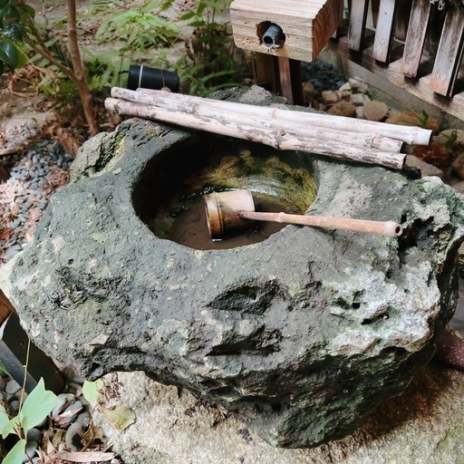 石鉢 水鉢 　つくばい　ひしゃく　竹筒付き　庭石　自然石