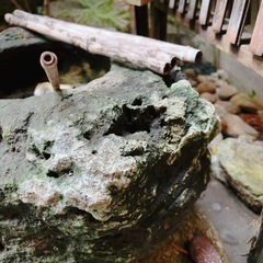 石鉢 水鉢 　つくばい　ひしゃく　竹筒付き　庭石　自然石の画像