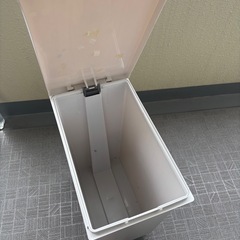 【譲り先確定】
ペダル式ゴミ箱の画像
