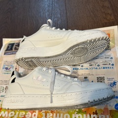adidas ホワイト スニーカーレディース23cmの画像