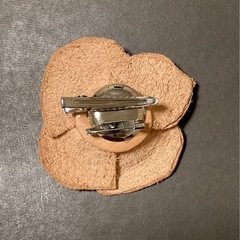 未使用カメリア革コサージュ　ブローチの画像
