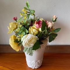 有料の品を購入の方はこちら無料です(花瓶にヒビあり)造花の画像