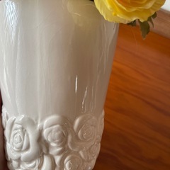 有料の品を購入の方はこちら無料です(花瓶にヒビあり)造花の画像