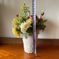 有料の品を購入の方はこちら無料です(花瓶にヒビあり)造花の画像