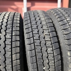 ⭐︎ ほぼ新品キャラバン　スタッドレス ダンロップ22年製美品！195/80R15　の画像