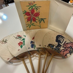 切手アートのうちわと色紙の画像