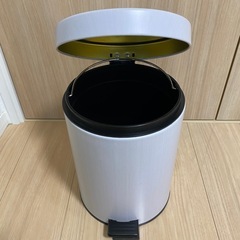 ペダル式ゴミ箱の画像