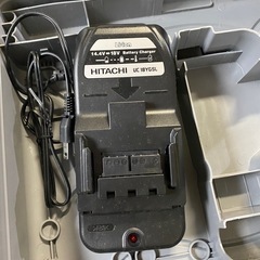 充電器2個、インパクトドライバーのケース
の画像