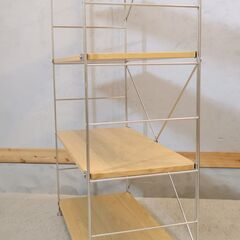 無印良品(MUJI)の人気のオーク材×ステンレス 5段ユニットシェルフです。スッキリとしたデザインはリビングの飾り棚や1ROOMなどの1人暮らしの方の本棚などにも最適なラックです。の画像