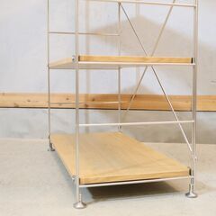 無印良品(MUJI)の人気のオーク材×ステンレス 5段ユニットシェルフです。スッキリとしたデザインはリビングの飾り棚や1ROOMなどの1人暮らしの方の本棚などにも最適なラックです。の画像