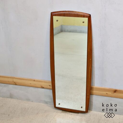 英国ヴィンテージのチーク材ウォールミラーです。シンプルなデザインながらもチーク材の深みのある色合いが魅力的。縦でも横でも使える壁掛け鏡。コンパクトなサイズでリビングや玄関などに◎