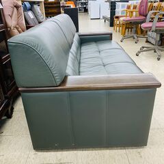 【ジモティー割引で最大15％OFF⭐️】肘掛け付き 3人掛けソファ 深緑の画像