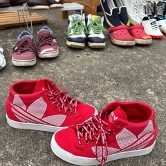 adidas Originals（アディダス オリジナルス）の 赤いキャンバススニーカーです。  ロゴ入りシューレース＆ホワイトソールで カジュアルにもストリートにも合わせやすいデザインです✨  使用感は少なく、全体的にきれいな状態です。の画像