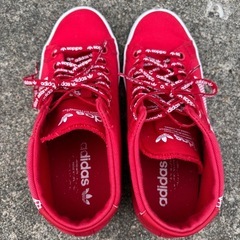 adidas Originals（アディダス オリジナルス）の 赤いキャンバススニーカーです。  ロゴ入りシューレース＆ホワイトソールで カジュアルにもストリートにも合わせやすいデザインです✨  使用感は少なく、全体的にきれいな状態です。の画像