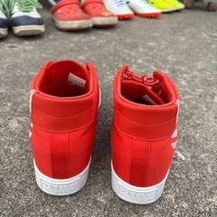 adidas Originals（アディダス オリジナルス）の 赤いキャンバススニーカーです。  ロゴ入りシューレース＆ホワイトソールで カジュアルにもストリートにも合わせやすいデザインです✨  使用感は少なく、全体的にきれいな状態です。の画像
