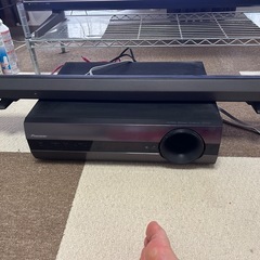 シャープ52型テレビとパイオニアのサウンドバーとウーファー
の画像