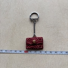 赤い財布型のキーホルダーの画像