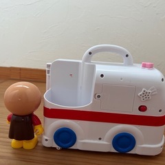 アンパンマン救急車おもちゃの画像