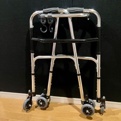 介護用品　アームウォーカーと自立型手すりの画像