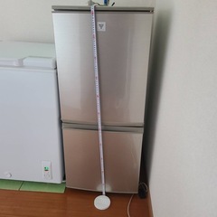 【予定者あり　多数の引き合いのためキャンセルの場合のみご連絡します】無料で差し上げます。シャープ　プラズマクラスター冷蔵庫　　2014年式　137L 通電確認済みの画像