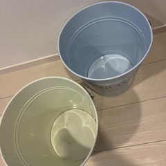 Two trash bins.の画像