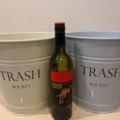 Two trash bins.の画像