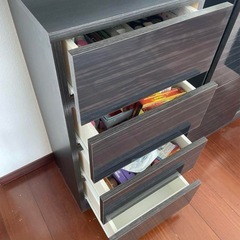 鏡面仕様のリビング収納　引き出し4段
の画像