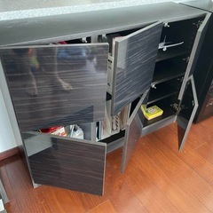 鏡面仕様のリビング収納　6扉の画像