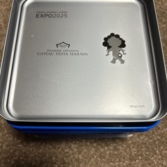 ミャクミャク缶とステッカーの画像