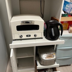 キッチンカウンター•食器棚の画像