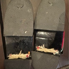下駄 黒と水色のストラップの画像