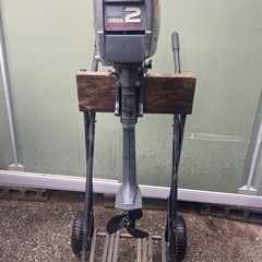 ヤマハ2馬力船外機2Ｂ(2サイクルエンジン)船外機スタンド＋ガソリン携行缶付き【動画あり😊(免許不用ボート釣りに！)】の画像