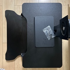 ディスプレイスタンドとデスクの画像