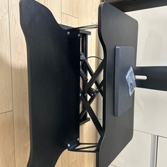 ディスプレイスタンドとデスクの画像