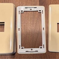 東芝　コンセントカバー22個、長穴タイプ18個、1個口穴タイプ4個の画像