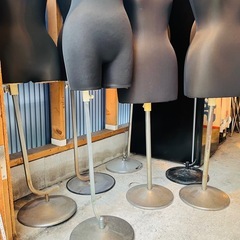 トルソー　マネキン　レディース　黒布張り　一点売り　大量入荷セール価格！　トルソー マネキン ディスプレイ什器 レディース torso mannequin display dummy 店舗什器 店舗用什器 ショップ什器 黒 ブラックの画像