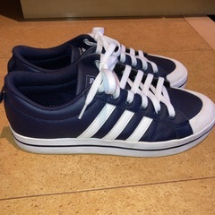 adidas スニーカーの画像