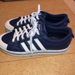 adidas スニーカーの画像