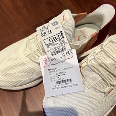 未使用品　PUMA ホワイト/レッド スニーカーの画像
