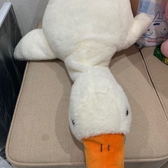 ソファ、ガラステーブル、ぬいぐるみ等の画像