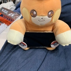 ソファ、ガラステーブル、ぬいぐるみ等の画像