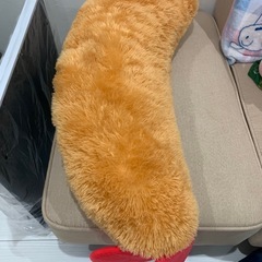ソファ、ガラステーブル、ぬいぐるみ等の画像