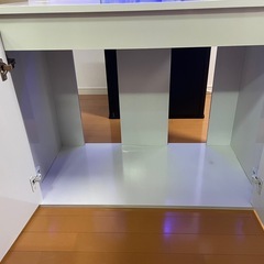 水槽と台とLEDの画像