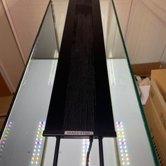 水槽と台とLEDの画像