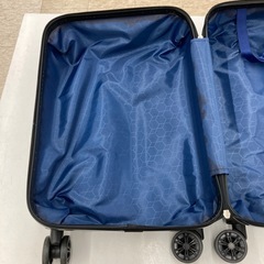 【ジモティー割引で最大15％OFF⭐️】 キャリーケース シルバーの画像